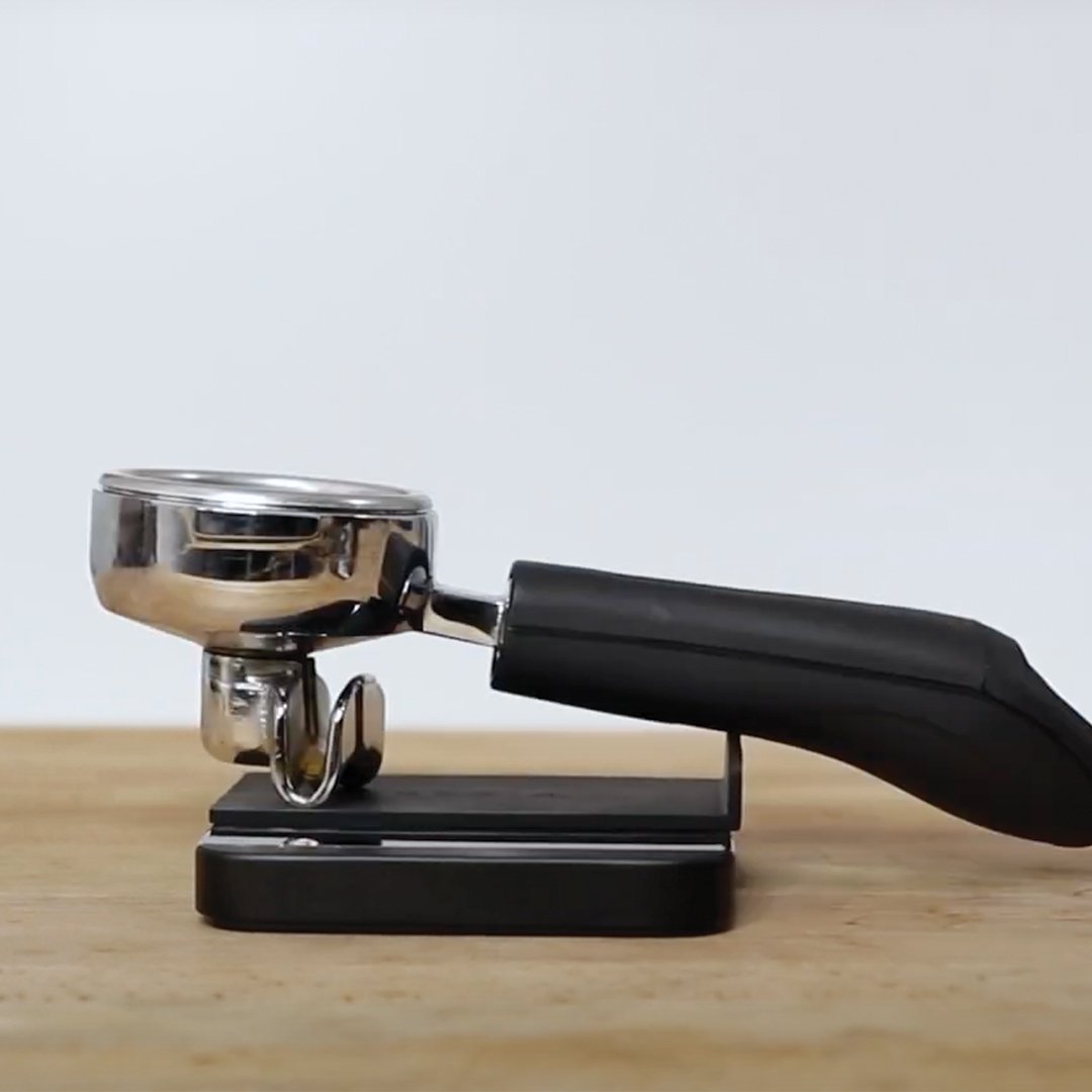 portafilter on the Acaia Lunar scale
