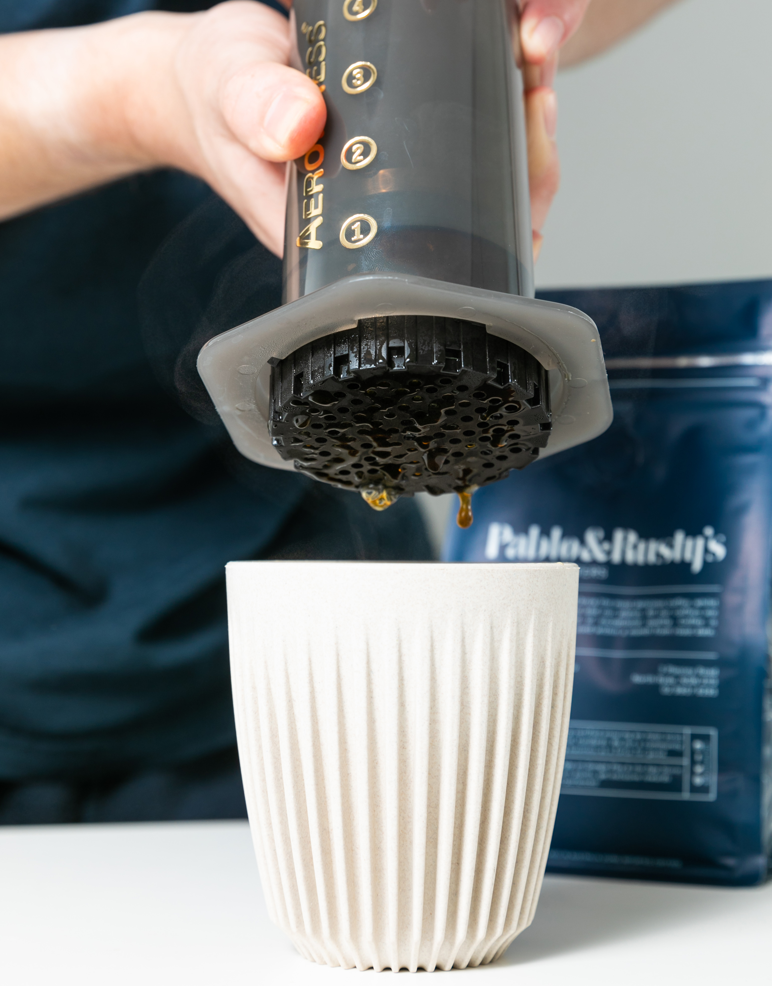 Extracting coffee using Aeropress 