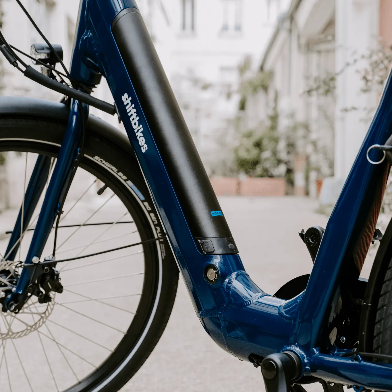 Une image contenant vélo, extérieur, bleu, garé

Description générée automatiquement