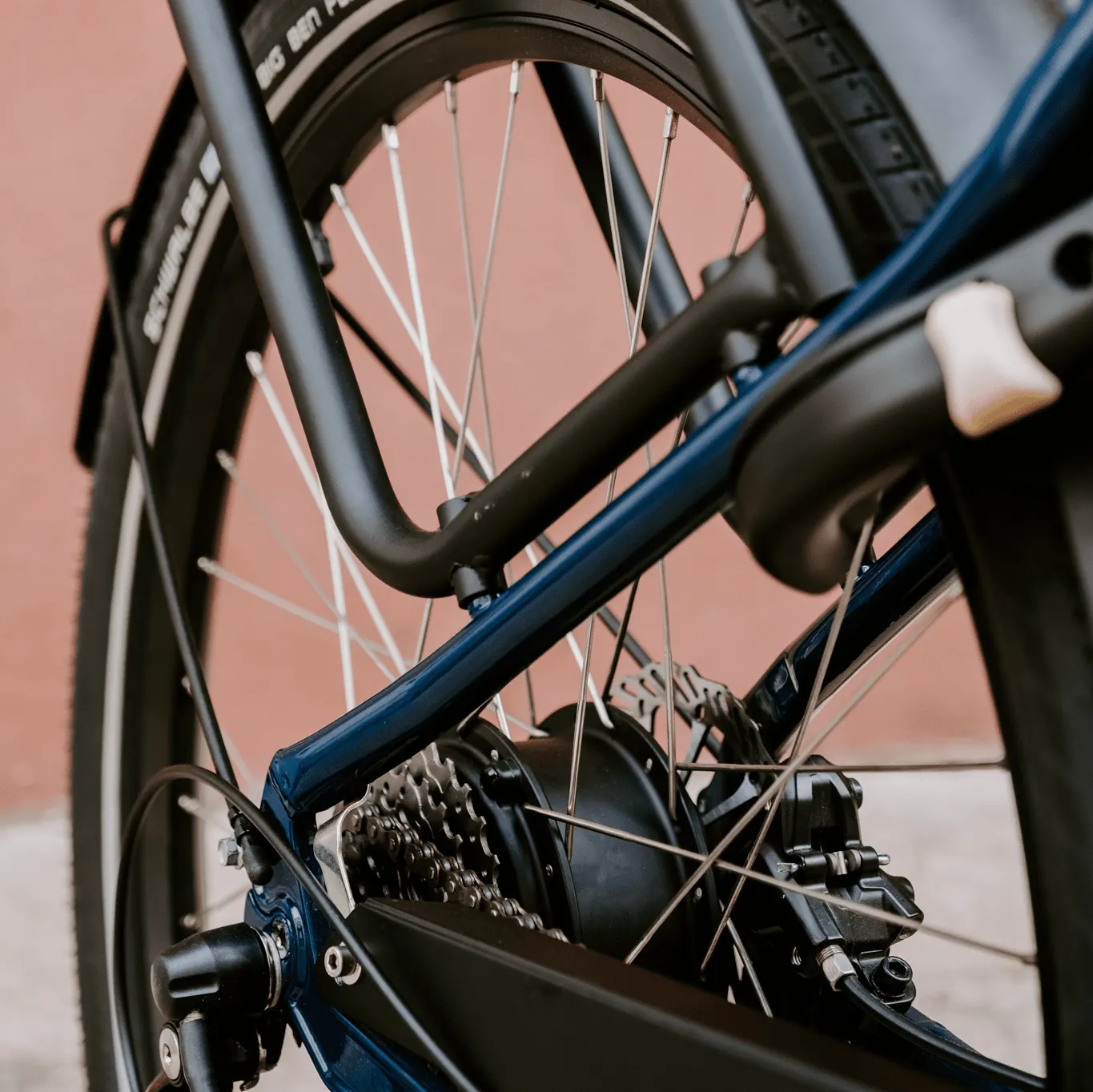 Une image contenant vélo, extérieur, noir, chaîne

Description générée automatiquement