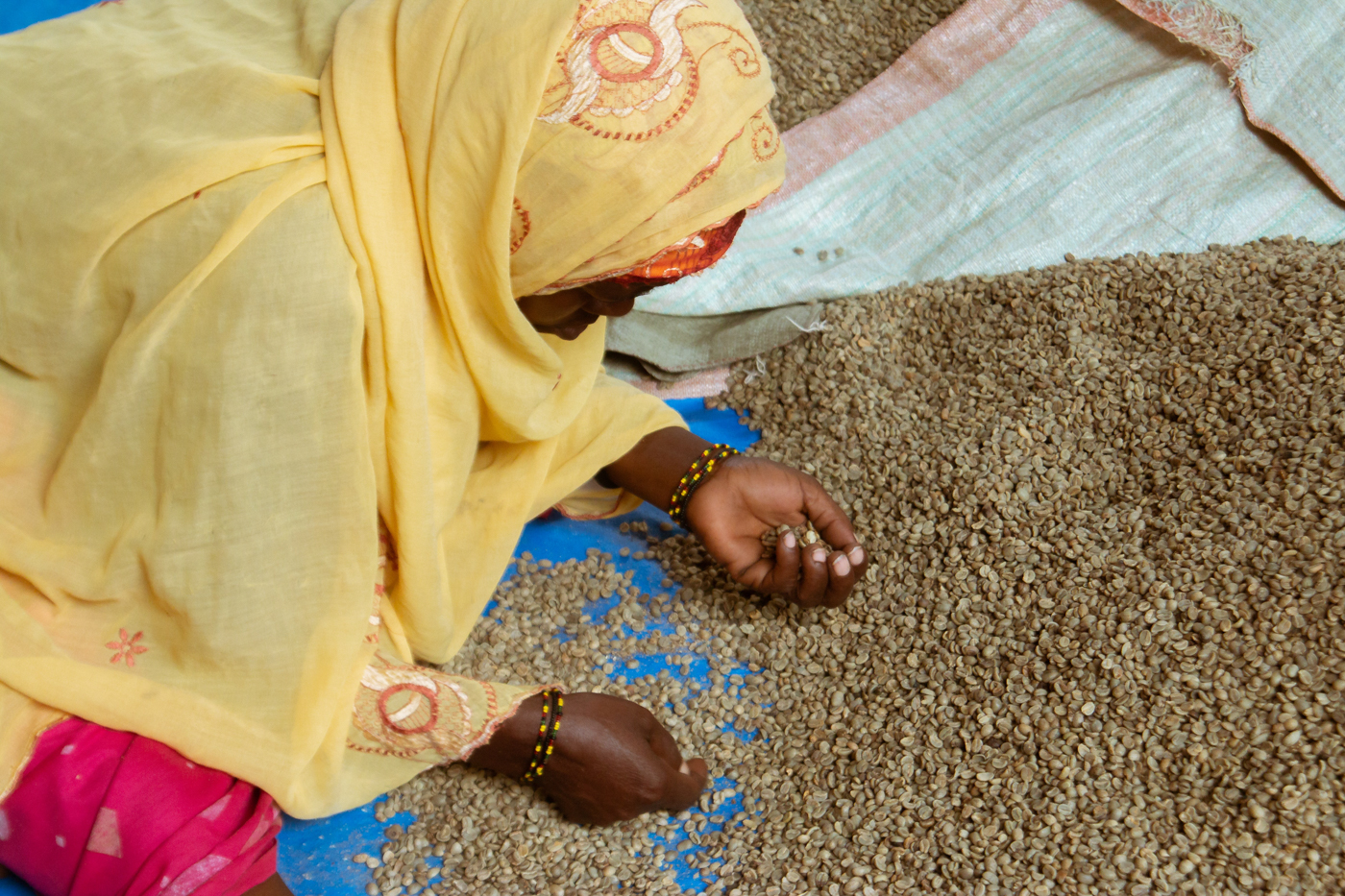 Isimbi Farmlevel Photography: Sorting coffee