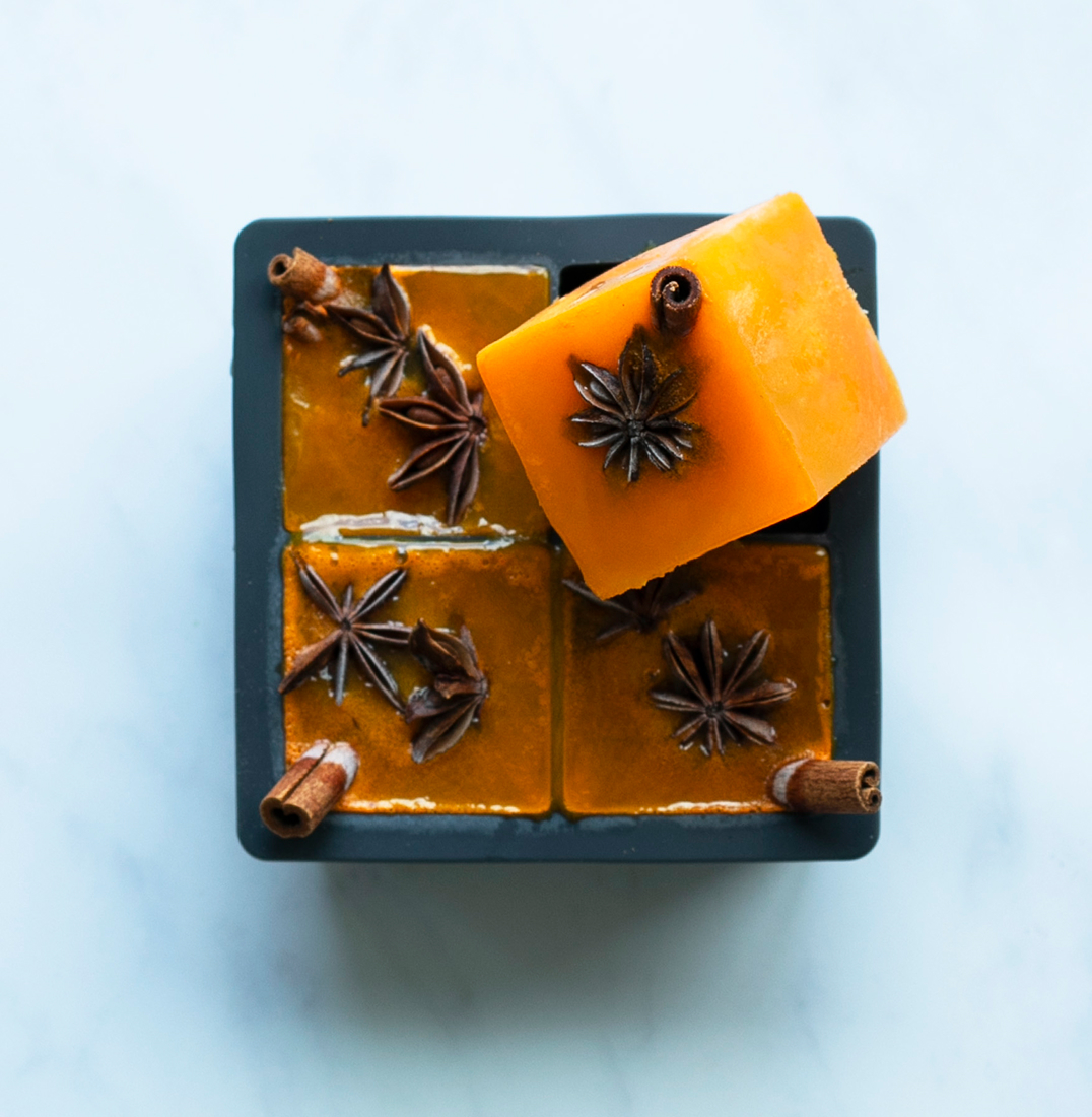 Ice cube tray with 4 winter immunity cubes