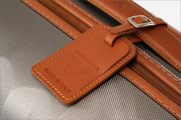 ロンカートのエレガントなスーツケース E-LITEシリーズのレザー製ネームタグ