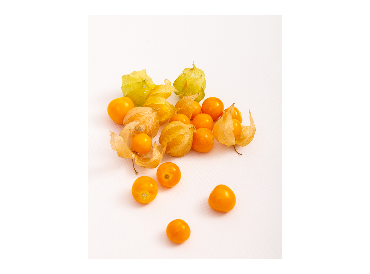 Photo of a group of orange colored golden berries