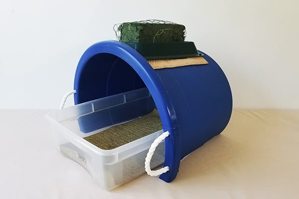 Use the same plastic bucket to transport the flower packs and accessory flowers organized for delivery.