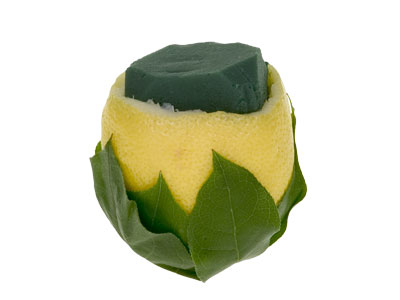 Add foam to the inside niche of the lemons.