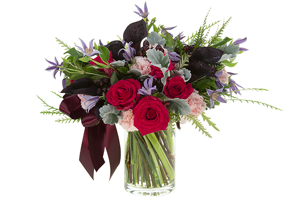 The finished hand-tie bouquet in the glass vase