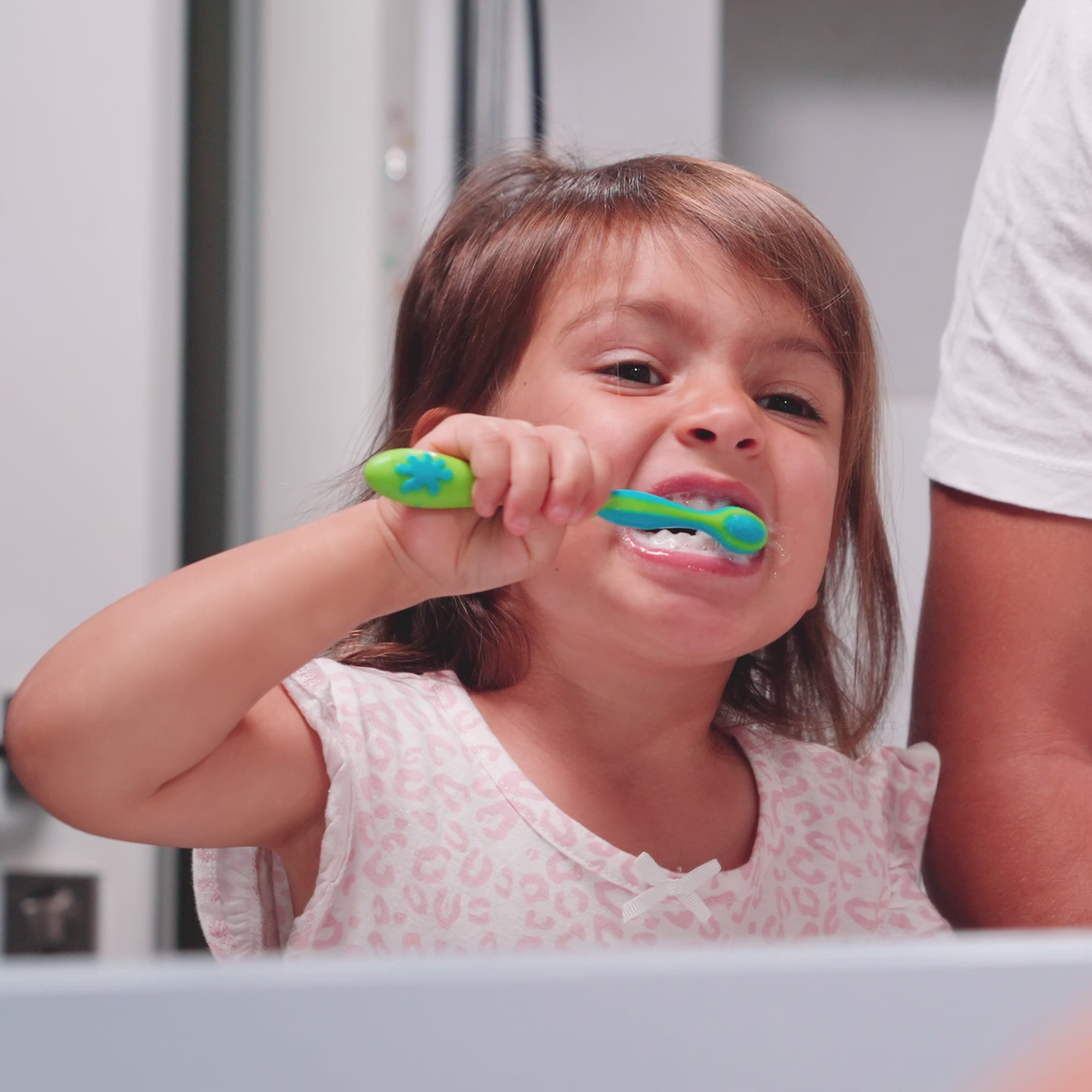 kid brushing teeth