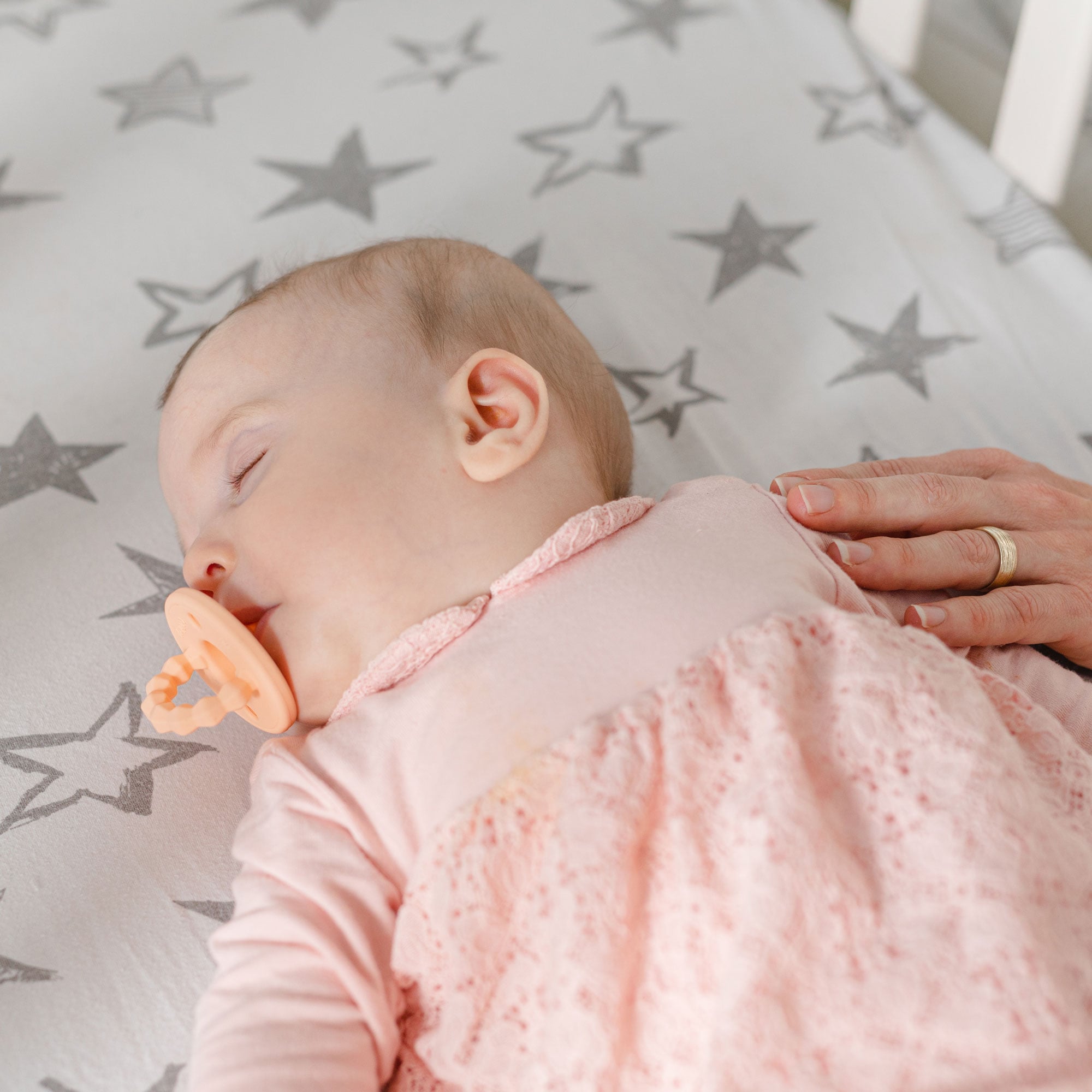 baby falling asleep with pacificer