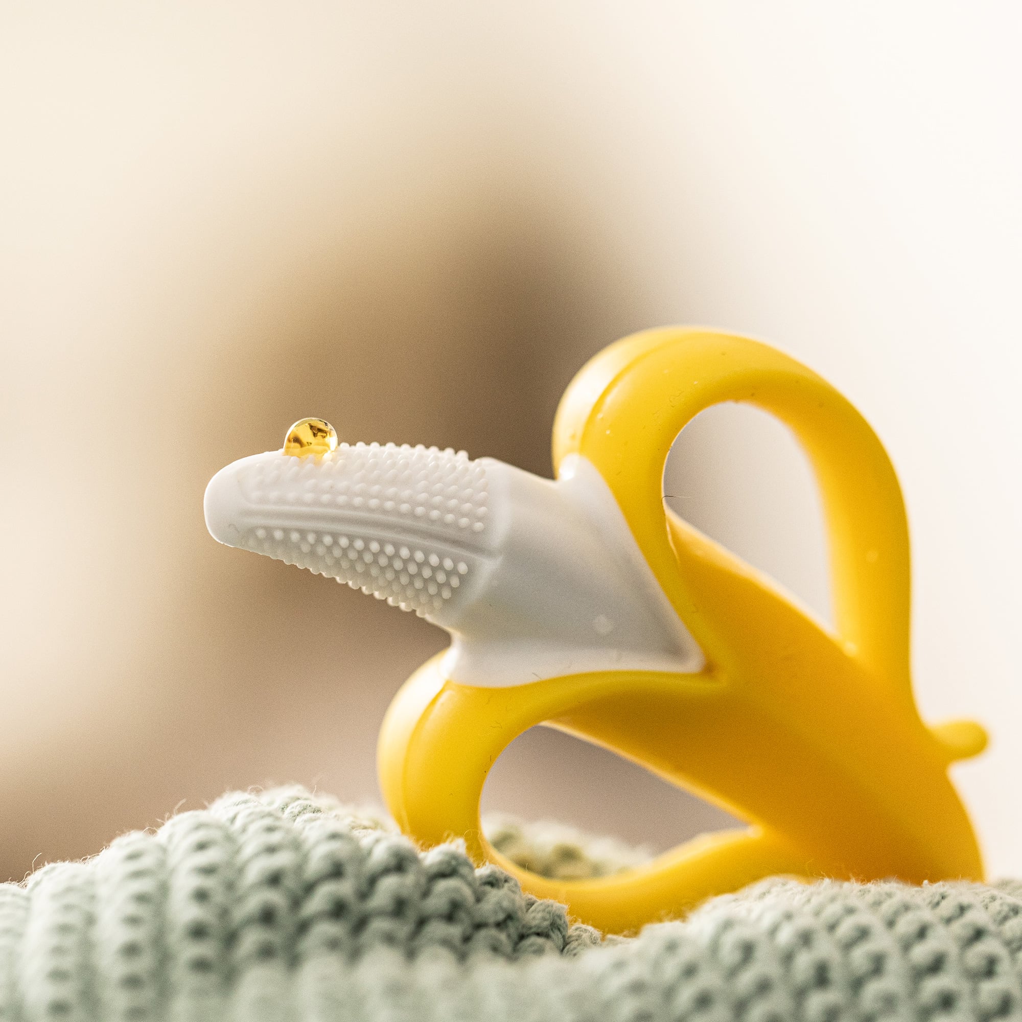 Soothing tooth gel on teether