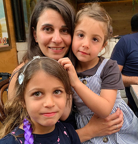 Isabel with her two daughters. 