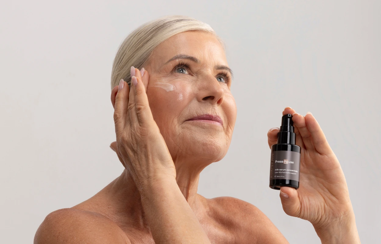 Model holding face and holding PressPause by Synergie Skin