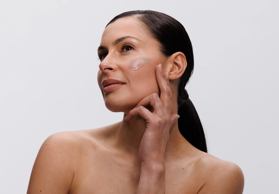 AlgiZome Model applying to face