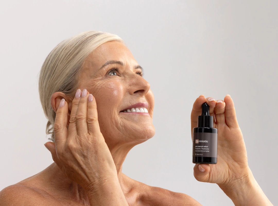 Model holding Synergie Skin Dermiotic
