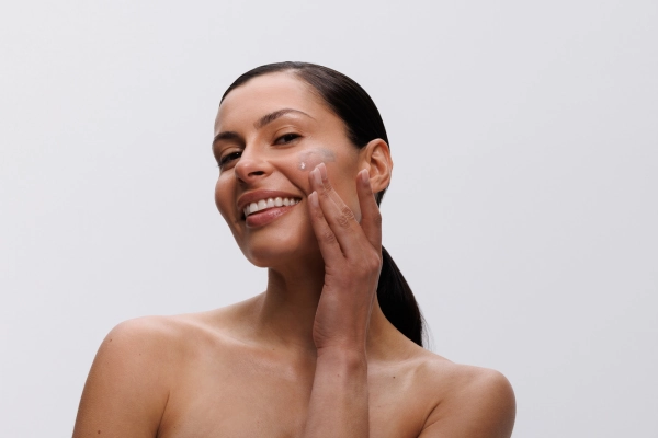 Skincare model applying AlgiZome to face