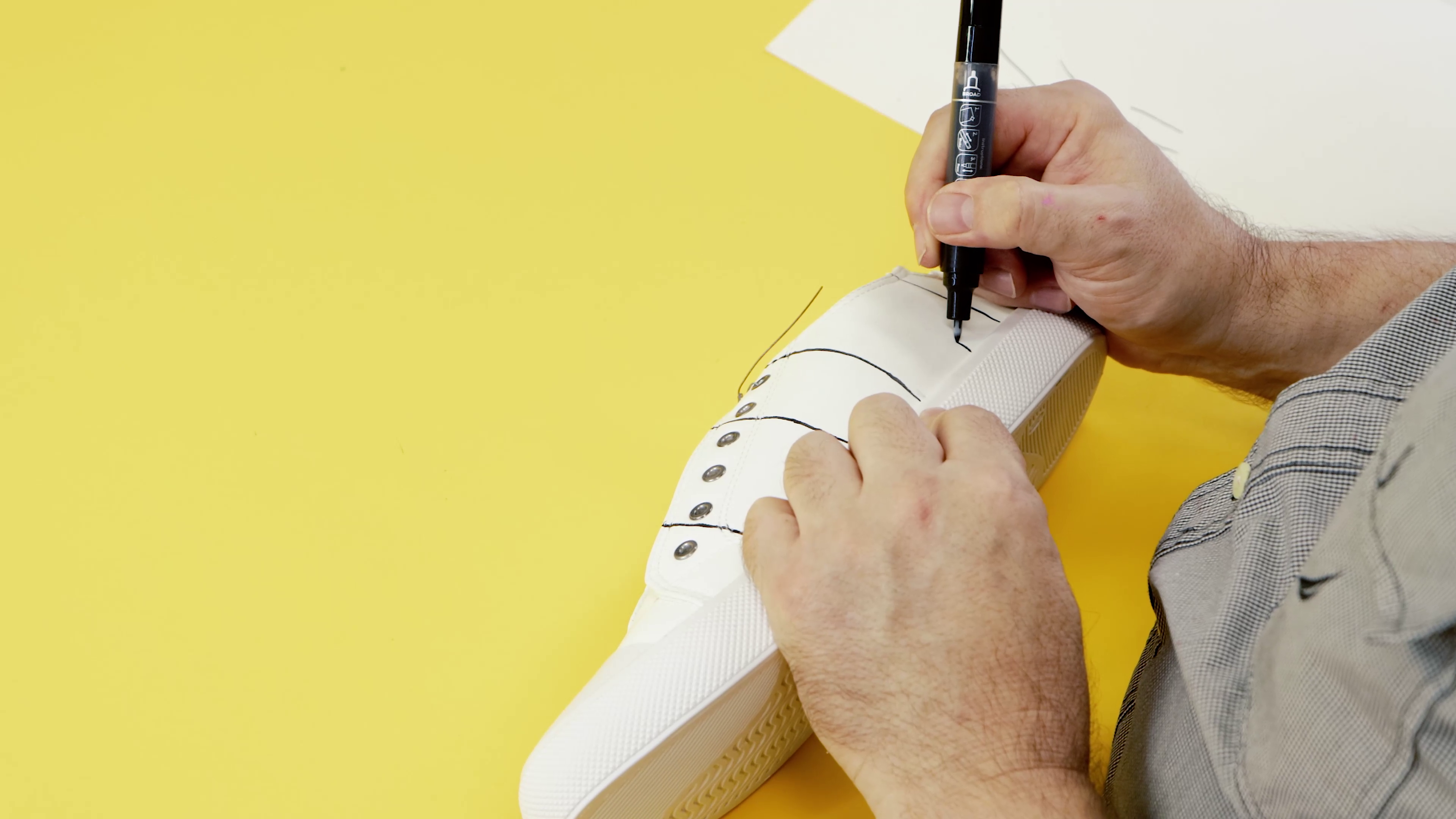 Piet Mondrian inspired DIY sneakers: acrylic paint pens 