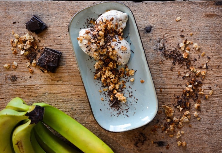 Bananglass med havrecrunch och mörk choklad
