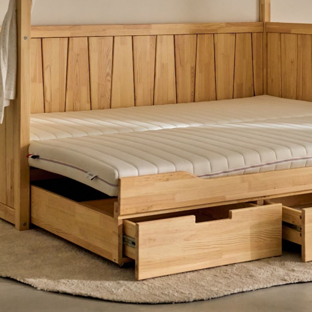 un enfant saute sur un matelas 90 x 190 de lit cabane. Il porte un pantalon beige et un t-shirt blanc. Enfant qui saute sur un lit